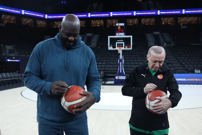 baskan-erdogan-nba-yildizi-shaquille-oneal-ie-basketbol-oynadi-1769002809097.jpg Başkan Erdoğan NBA yıldızı Shaquille O'Neal ie basketbol oynadı!