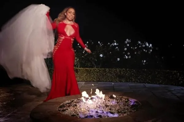 Mariah Carey 900 bin TL’lik gelinliği yaktı!