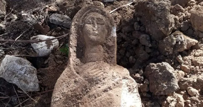 Osmaniye'de bir kanalizasyonda Roma heykeli çıktı!