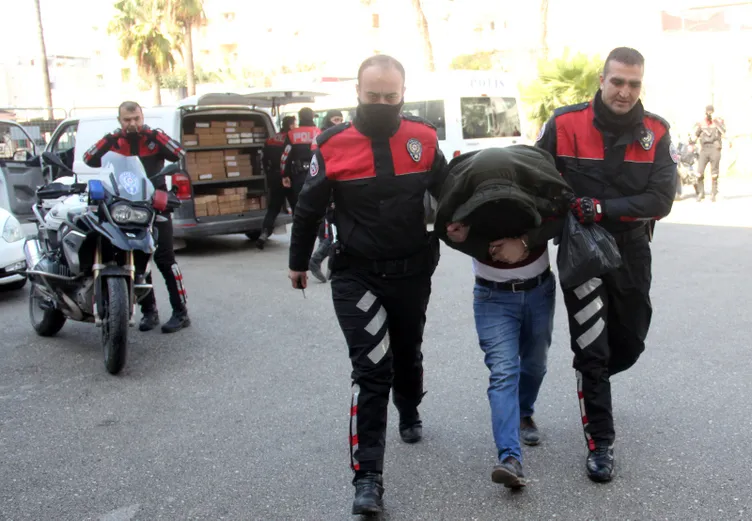 Adana şok operasyon! Ticari araçtan cephanelik çıktı