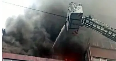 Mobilya atölyesinin çatısı alev alev yandı: İki işçi yan çatıya geçerek kurtuldu