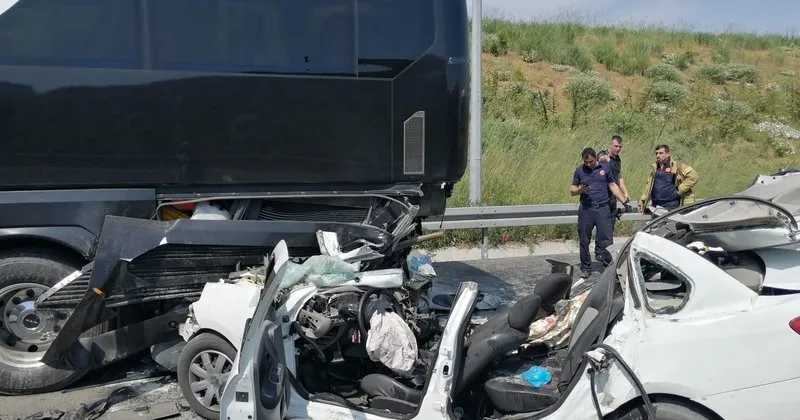 Otomobil yolcu otobüsüne çarptı: Anne öldü, baba ve oğlu ağır yaralı -