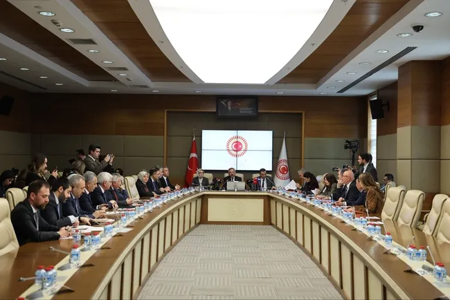 okul-saldirilarini-arastirma-komisyonundan-butuncul-strateji-yasakci-degil-duzenleyici-olacagiz-1778184407691.jpg