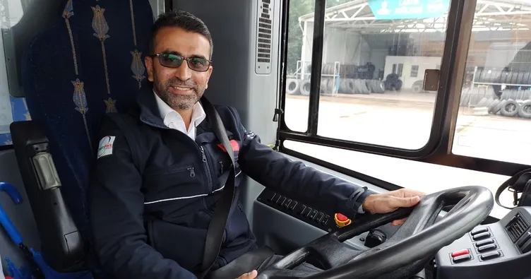 Ekmeğini yolcusu ile paylaştı