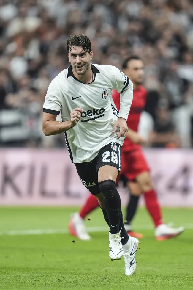 son-dakika-besiktastan-derbi-oncesi-6-gollu-galibiyet-dusan-vlahovicten-hat-trick-1788208000436.jpg