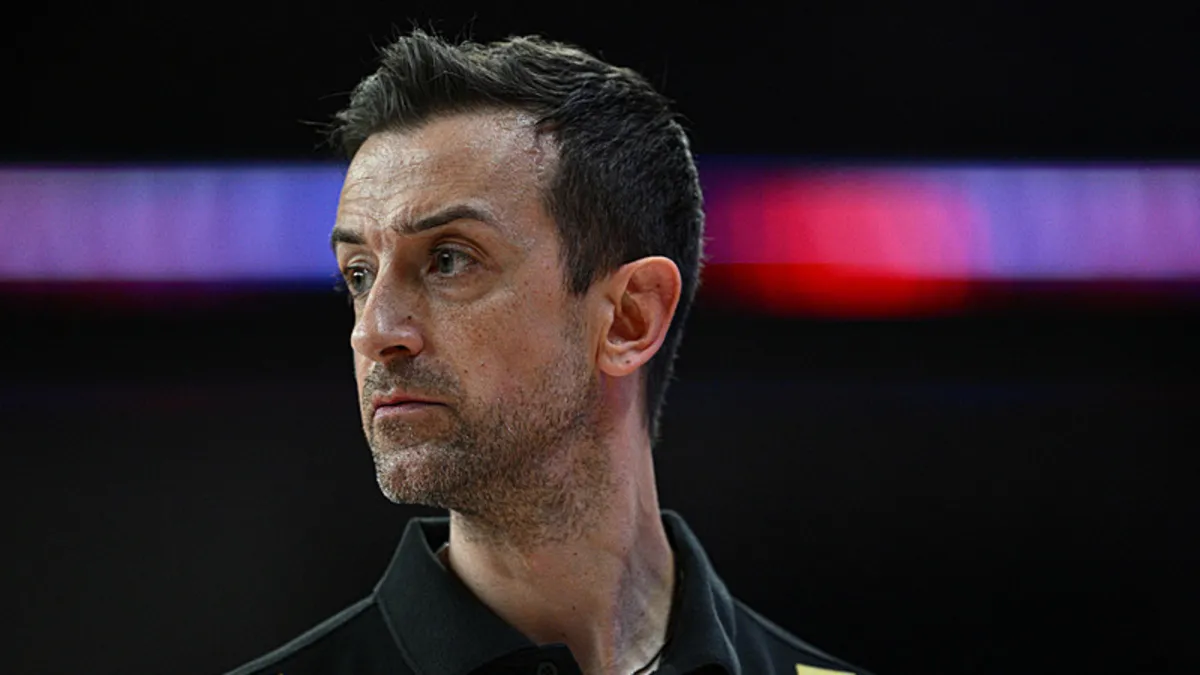 A Milli Kadın Voleybol Takımı başantrenörü Daniele Santarelli, maç sonrası açıklama yapıyor.