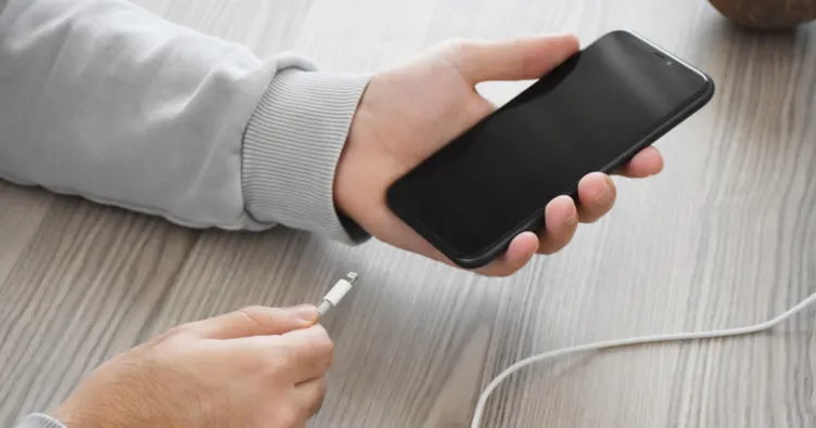 Yıllardır fark etmeden açık bırakıyoruz! Meğer telefonu içeriden yavaşlatan oymuş