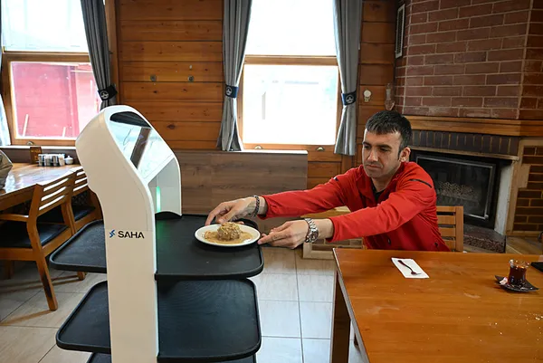 trakya-universitesi-meric-sosyal-tesislerinde-robot-garson-hizmete-basladi-1776241884468.jpg