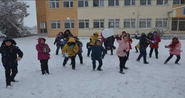 Günyüzü ilçesinde yoğun kar yağışı nedeniyle okullar 1 gün tatil edildi