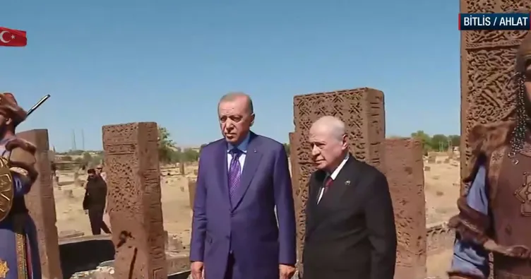 Son dakika | Başkan Erdoğan ve Devlet Bahçeli Ahlat Selçuklu Kabristanı’nı ziyaret etti: Tarihi kare!