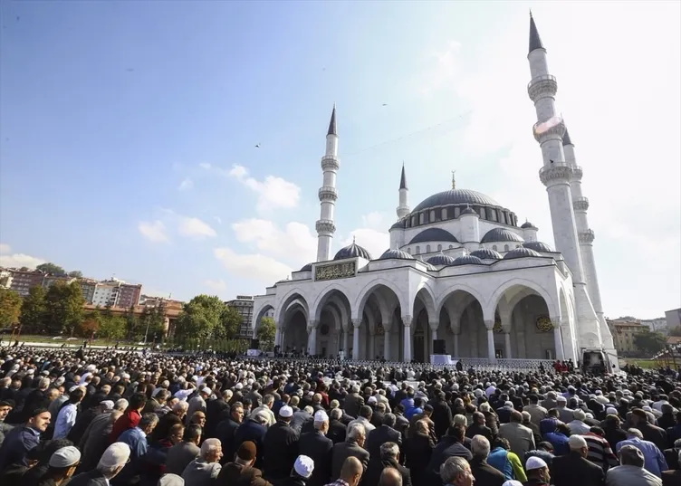 Cumhurbaşkanı,cuma namazını Melike Hatun Camisi'nde kıldı.