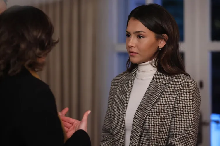 Can Borcu’nda Handan kızını vazgeçirmeye çalışıyor