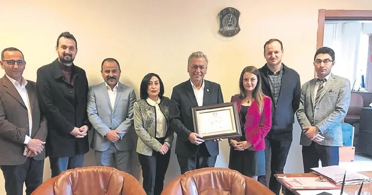 Mazbatayı aldı kıyıma başladı