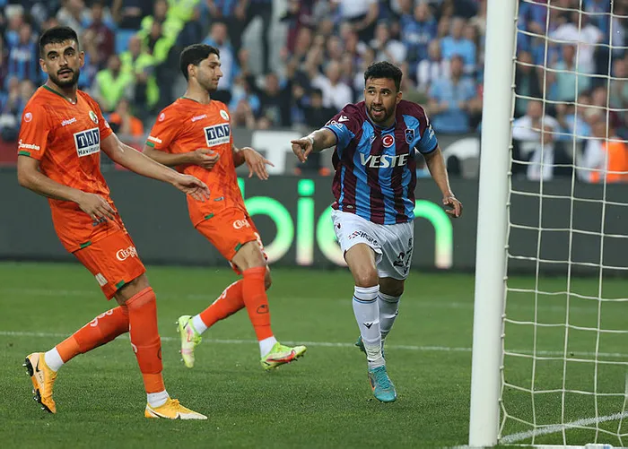 trabzonspor-sahasinda-farkli-kazandi-alanyaspor-avantaji-koruyamadi-1685814746505.jpg
