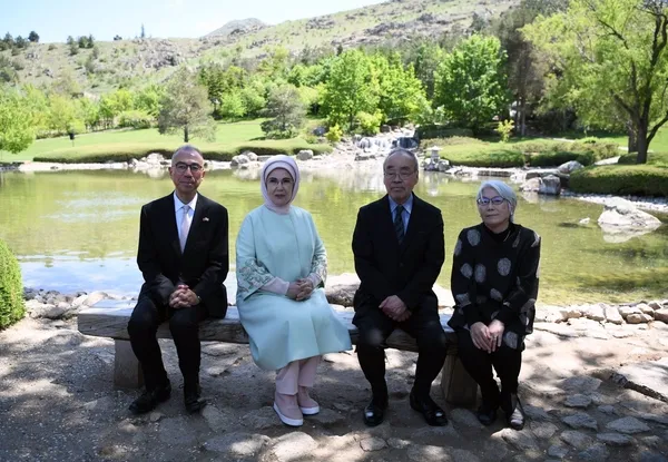 emine-erdogan-ovguler-yagdirdi-her-detayinda-tarihten-izler-var-1652903602643.jpg