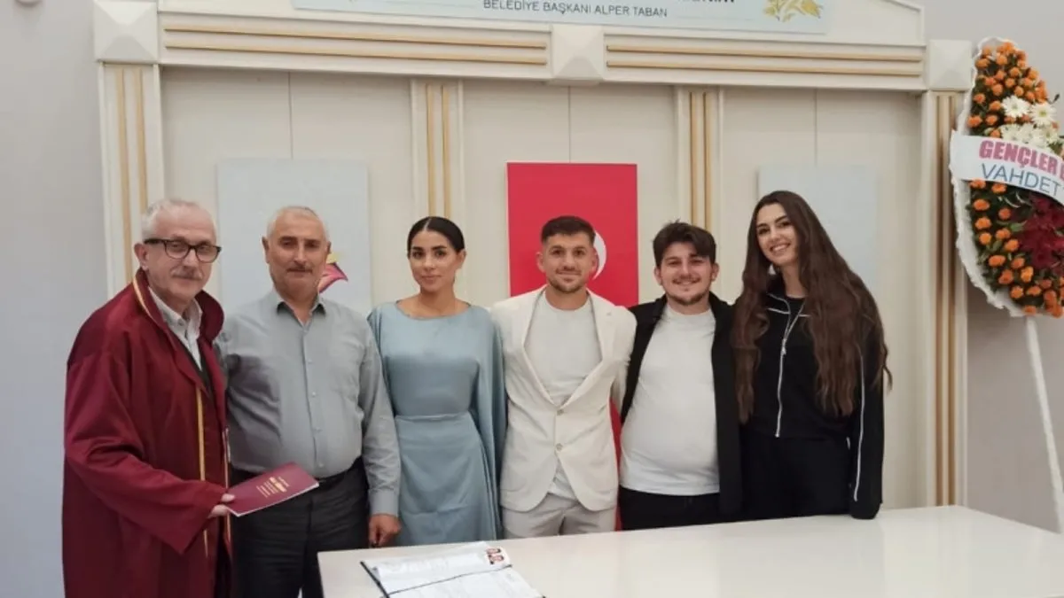 Yeşil sahada golünü attı; nikah masasına koştu Yeşil sahada golünü attı; nikah masasına koştu
