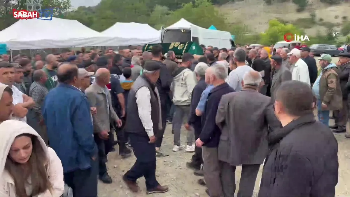 Evinde ölü bulunan Eren Kaşıkçı memleketi Tokat’ta son yolculuğuna uğurlandı | Video videosunu izle Evinde ölü bulunan Eren Kaşıkçı memleketi Tokat’ta son yolculuğuna uğurlandı | Video videosunu izle