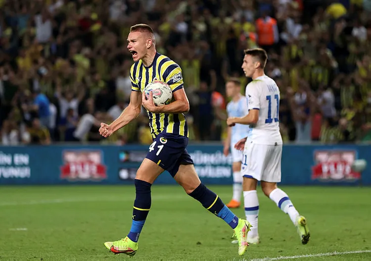 son-dakika-fenerbahce-taraftari-kadikoyde-putin-tezahurati-yapti-1658953303162.jpg