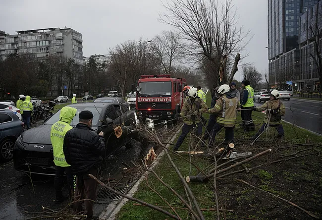 son-dakika-hava-durumu-uyarisi-istanbulda-11-bofor-siddetinde-firtina-saat-verildi-sakin-disari-cikmayin-kirem-1767861922649.jpeg (800×547)