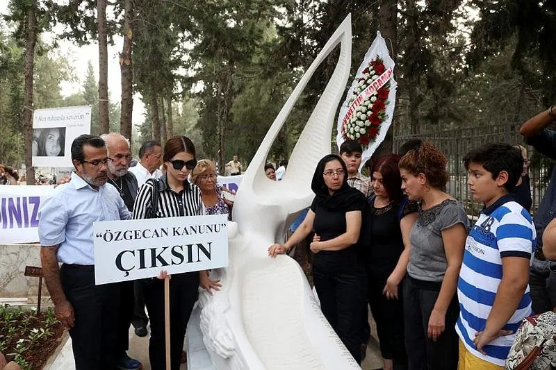 ozgecan aslan in mezarina anit heykel dikildi son dakika haberler
