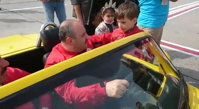 teknofestte-bakan-varank-ile-genc-arasinda-gulumseten-diyalog-abi-0-100-km-kac-saniye-1632227160960.jpg TEKNOFEST'te Bakan Varank'a gülümseten soru: Abi 0-100 KM kaç saniye?