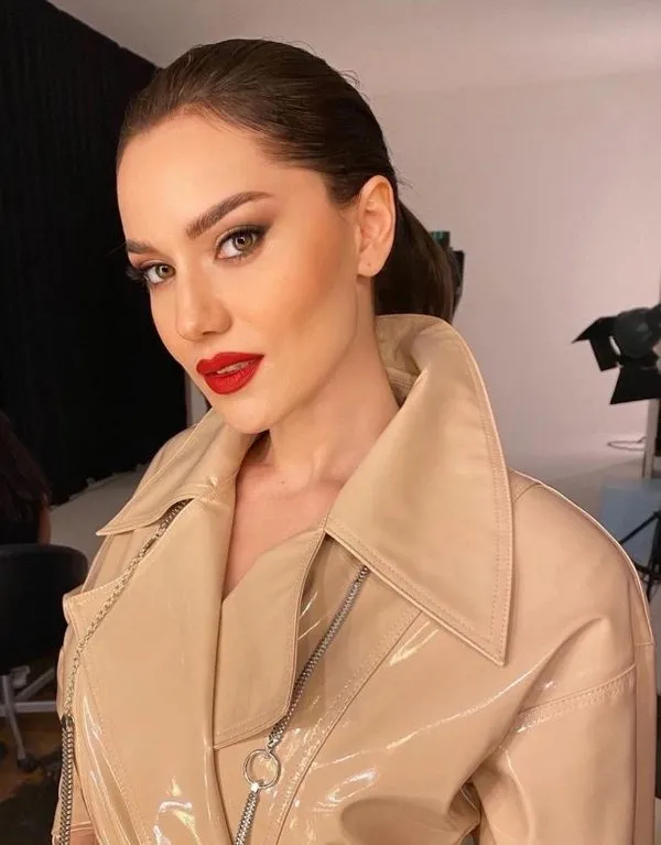 fahriye evcen in dekolteli pozlarini burak ozcivit kiskandi mi oglu karan ile goruntulenen unlu oyuncu fahriye evcen den samimi aciklamal son dakika magazin haberleri
