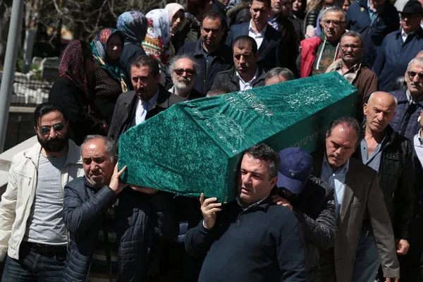 Ünlü oyuncu Şevket Altuğ yıllar sonra Dursun Ali Sarıoğlu’nun cenazesinde görüntülendi
