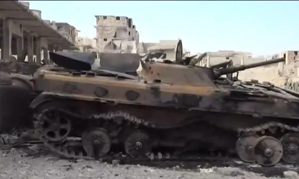 iste-rejimin-terk-ettigi-tanklar-a-haber-idlibde-catismanin-izlerini-goruntuledi-1733577788335.jpg