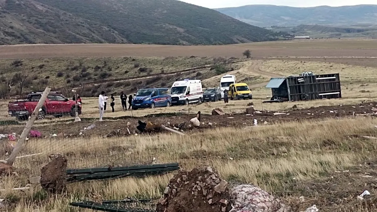 Ankara’da çıkan fırtınada üzerine konteyner düşmüştü: 40 yaşındaki Üçler Kılıç son yolculuğuna uğurlandı Ankara’da çıkan fırtınada üzerine konteyner düşmüştü: 40 yaşındaki Üçler Kılıç son yolculuğuna uğurlandı