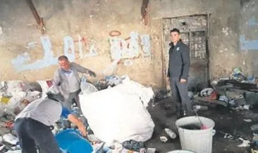 Tarsus’ta çöp ev belediye ekiplerince boşaltıldı