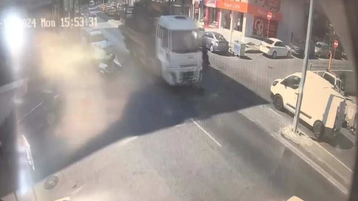 Maltepe’de feci kaza! Yolun karşısına geçmeye çalışan çocuğa kamyon çarptı: O anlar kamerada Maltepe’de feci kaza! Yolun karşısına geçmeye çalışan çocuğa kamyon çarptı: O anlar kamerada