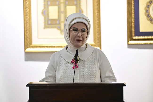 emine-erdogan-her-sanatci-aslinda-eserleriyle-kendi-medeniyetini-de-insa-ede-1732370323206.jpeg