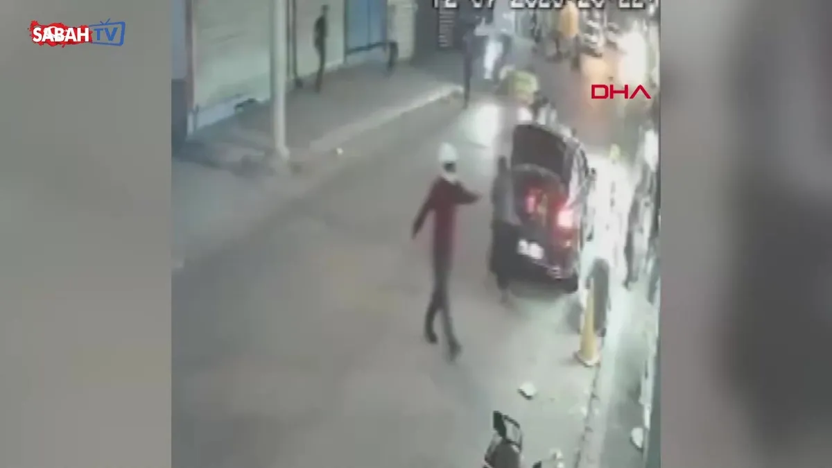 Adana’da kasklı şüpheli iş yerine silahla saldırdı: 1 yaralı | Video videosunu izle Adana’da kasklı şüpheli iş yerine silahla saldırdı: 1 yaralı | Video videosunu izle