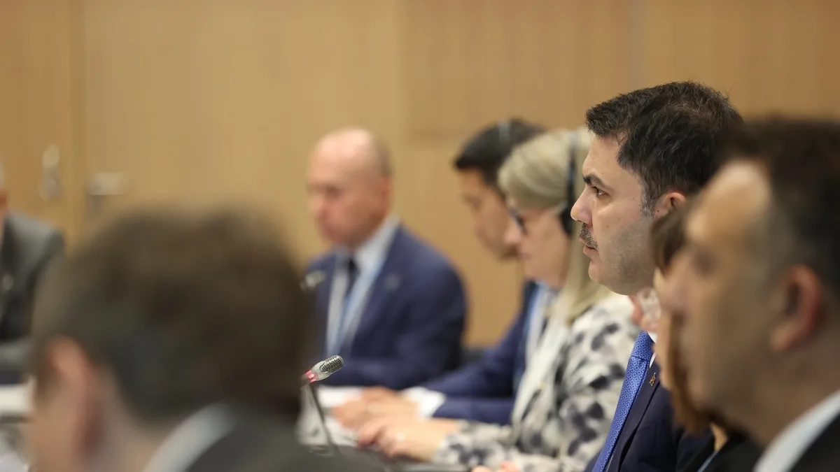 Bakan Kurum, Bonn’da G77 ve Çin temsilcileriyle kritik görüşme Bakan Kurum, Bonn’da G77 ve Çin temsilcileriyle kritik görüşme