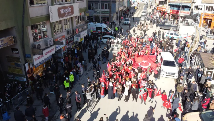 SON DAKİKA HABERİ: Hakkari'de bayraklı protesto! Kadınlardan Diyarbakır annelerine destek...