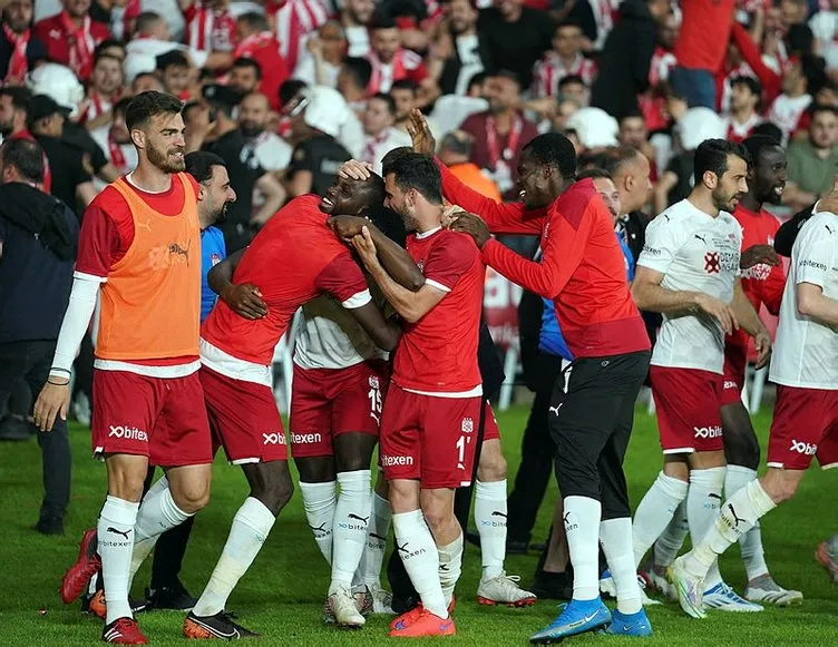 Rıza Çalımbay ilk kupasını alarak tarihe geçti! Sivasspor tarihinde bir ilki başardı