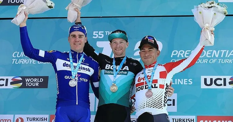 İlk etapta ipi Sam Bennett göğüsledi