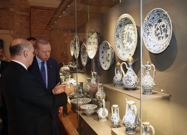 baskan-erdogan-darphane-i-amire-muzelerini-gezdi-eserler-hakkinda-bilgi-aldi-1792853884036.jpg
