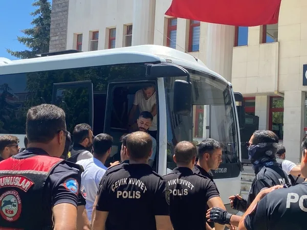 afyonkarahisardaki-minibus-duragi-cinayetinde-yeni-gelisme-18-gozalti-adliyede-1784114647769.jpg
