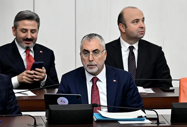 bakan-isikhandan-asgari-ucret-aciklamasi-calisanlarimizin-gelirlerini-enflasyona-ezdirmeyecegiz-1765998291091.jpg Bakan Işıkhan'dan asgari ücret açıklaması: