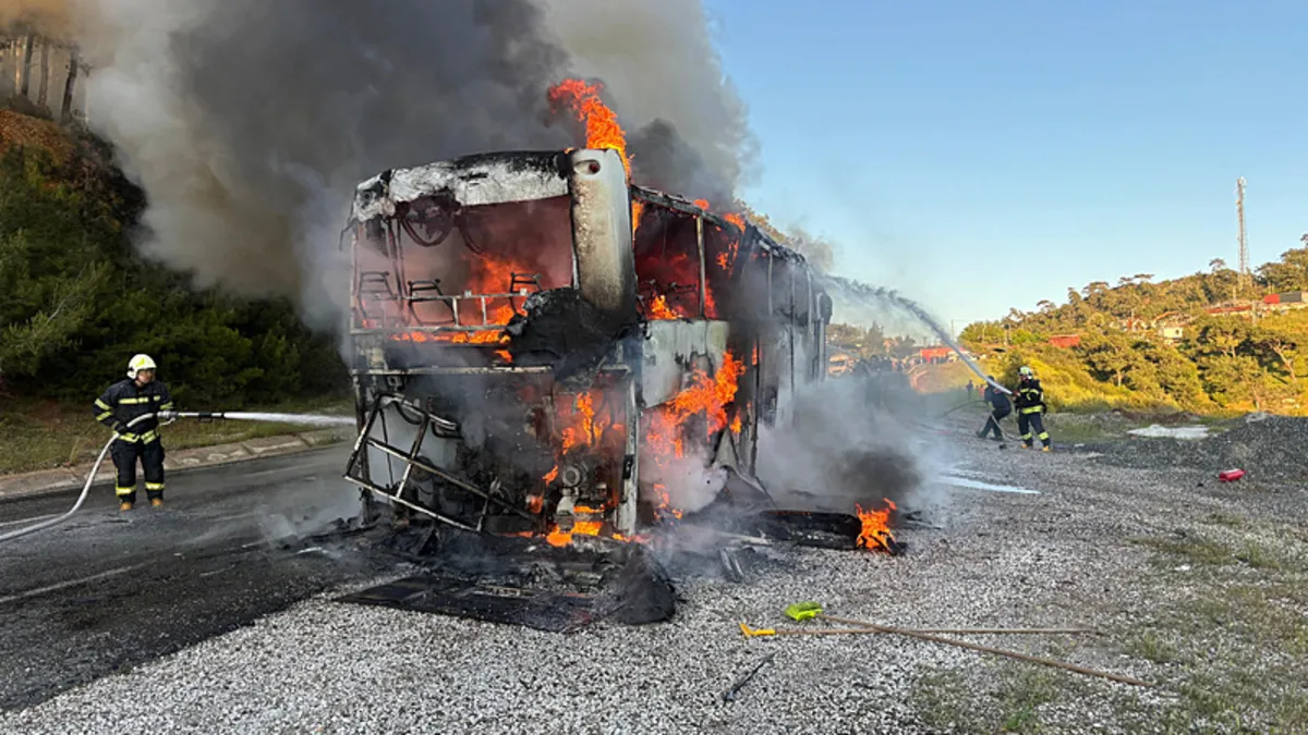 Marmaris'te tur otobüsü alevlere teslim oldu