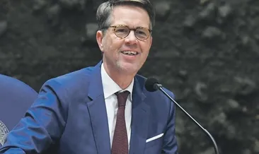 Koltuğa ırkçı partili oturdu