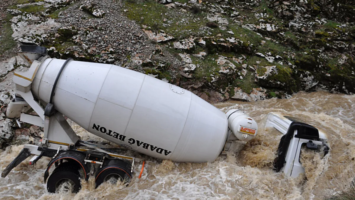 Dereye yuvarlanan beton mikserinin şoförü kayboldu! Dereye yuvarlanan beton mikserinin şoförü kayboldu!