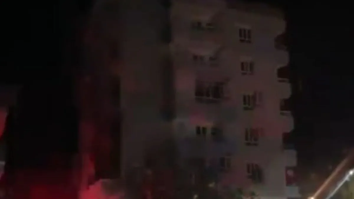 Şanlıurfa’da apartmanda yangın: 9 kişi dumandan etkilendi! Şanlıurfa’da apartmanda yangın: 9 kişi dumandan etkilendi!