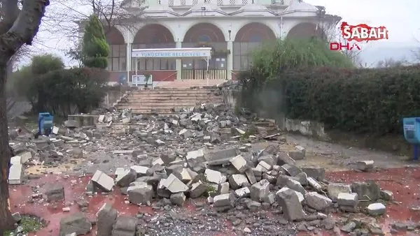 Manisa'da lodos minare devirdi, çatıları uçurdu | Video