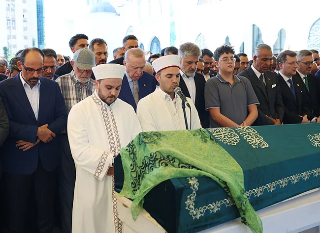 fatma-zehra-onen-icin-cenaze-toreni-baskan-erdogan-da-katildi-1788535622617.jpeg