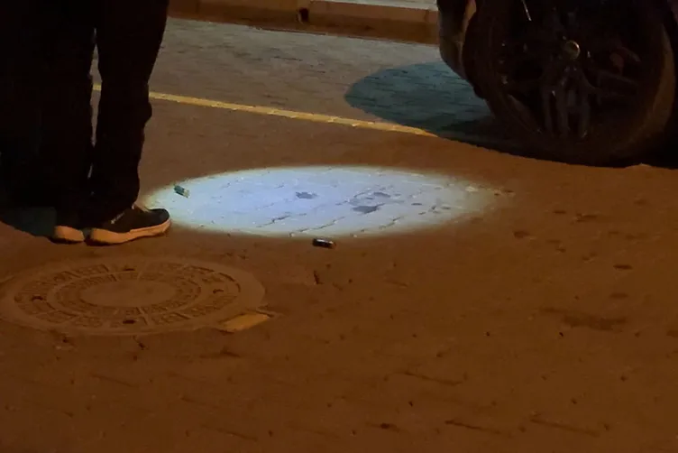 Antalya’da bir iş yerine silahlı saldırı: Kapüşonlu kıyafetleriyle dehşet saçtılar!