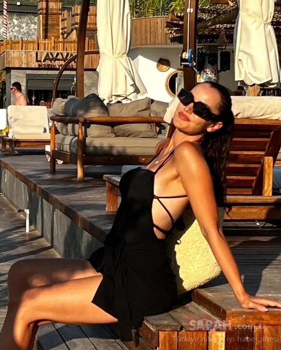 Tatil bitti Fahriye Evcen’i çiçekler karşıladı! Burak Özçivit’ten güzel eşi Fahriye Evcen’e romantik jest!