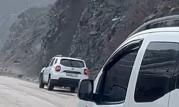 Yüksekova-Van kara yolundaki heyelanda sürücüler böyle ölümden döndü! #van