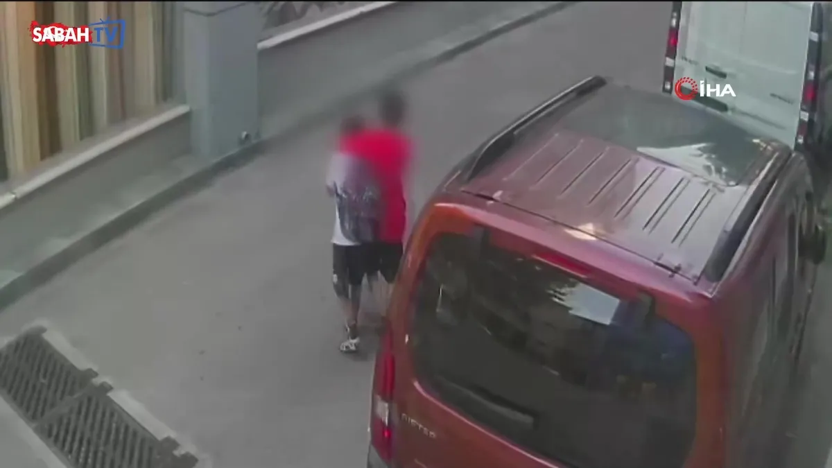 Sokak ortasında akran zorbalığı kameraya böyle yansıdı: Darp edip yerde tekmeledi! | Video videosunu izle Sokak ortasında akran zorbalığı kameraya böyle yansıdı: Darp edip yerde tekmeledi! | Video videosunu izle